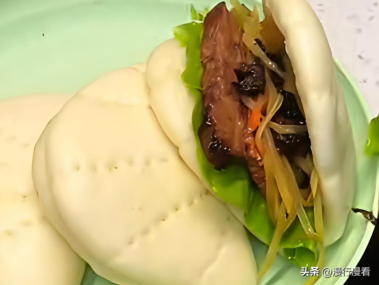 晚餐选择了信阳荷叶饼

据说这是当地人家里常吃的食物。

用滚开的水烫面，揉匀了