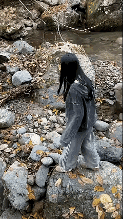 摔了个仰八叉，
关键是气质这一块还是拿捏得稳稳滴[泣不成声]