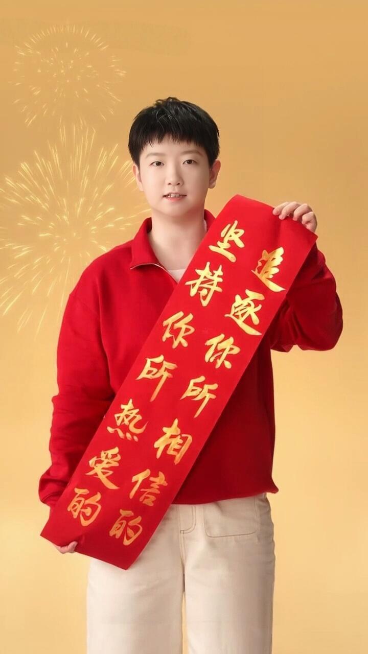 孙颖莎新年元旦壁纸，红红火火，每一帧，每一个动作都恰到好处，可爱的模样！
小圆脸