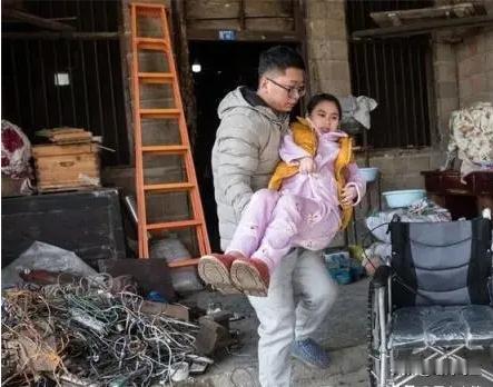 2019年，陕西一小伙子情窦初开，在网上和一重庆姑娘聊得火热，他一心想见心上人，