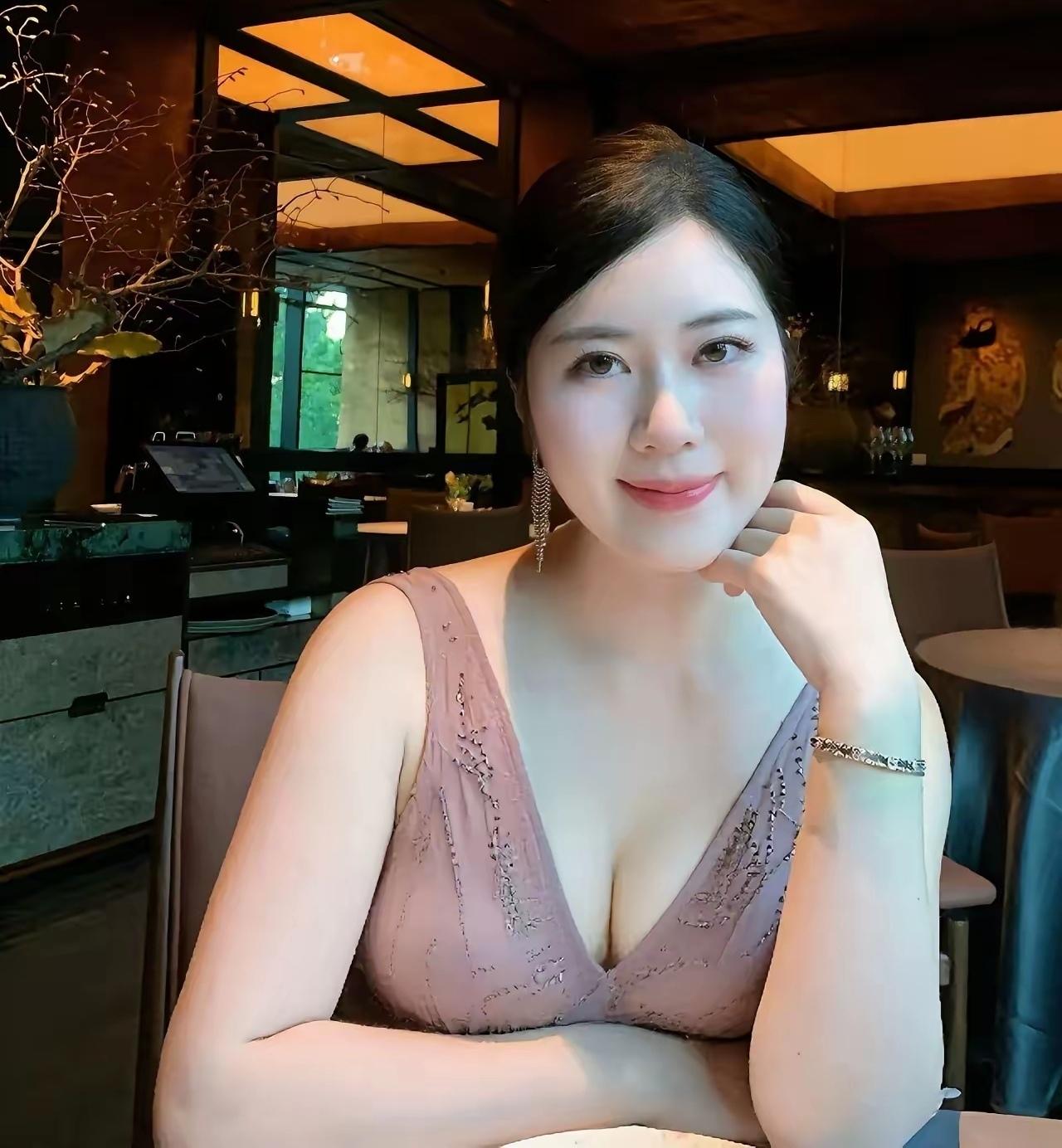 优雅餐厅里的迷人微笑，静享美好时光