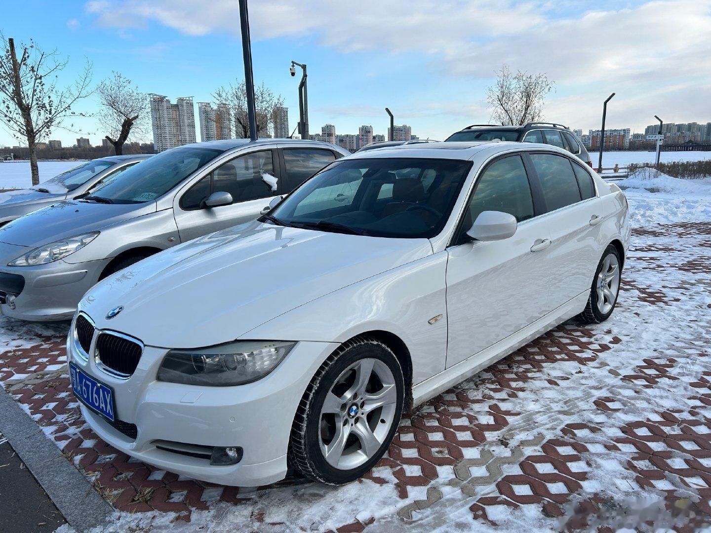 来个预告[doge]E90 325i，12款末代豪华电助力门框上写着 Editi
