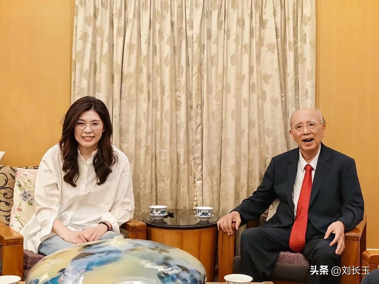 昨天下午，郑丽文拜会国民党前主席吴伯雄，就即将率团访问大陆请益。
吴伯雄提醒，当