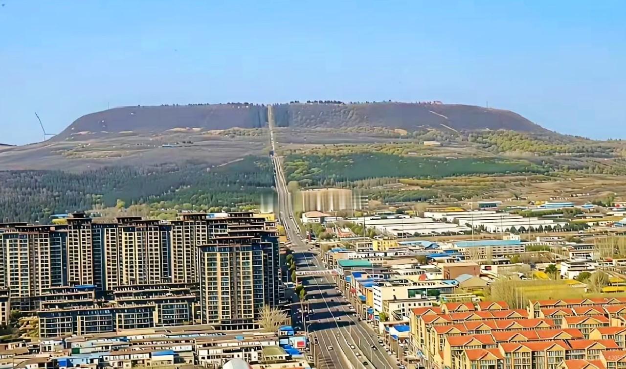 平顶山人嘴可真严啊，原来真有一座很平很平的山！你们去过平顶山吗?有的请说一下。