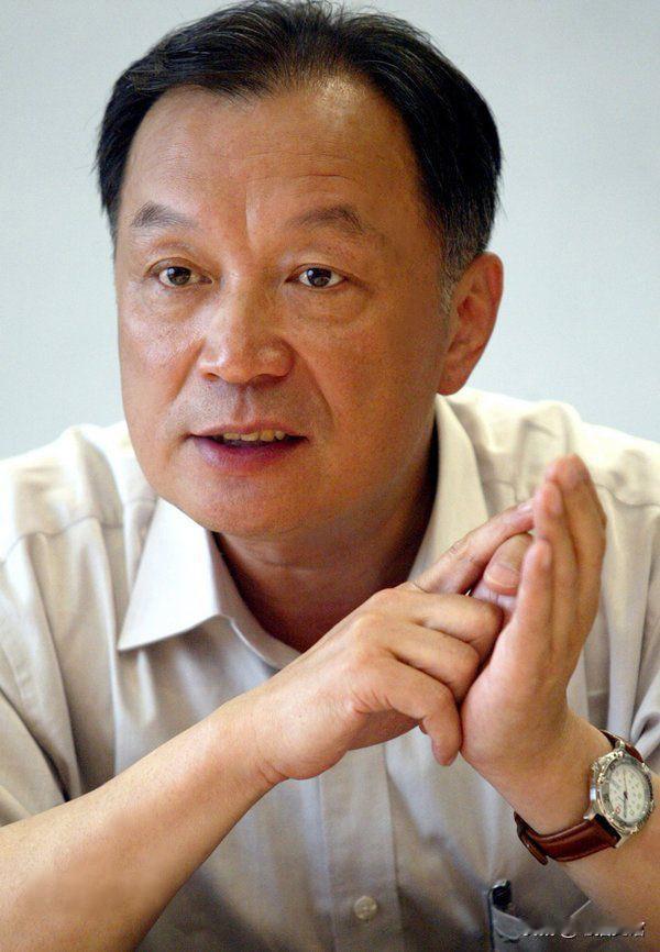 网上有人建议，把农业的伟大责任交给温铁军，把经济掌舵交给卢麒元，把教育的旗帜交给