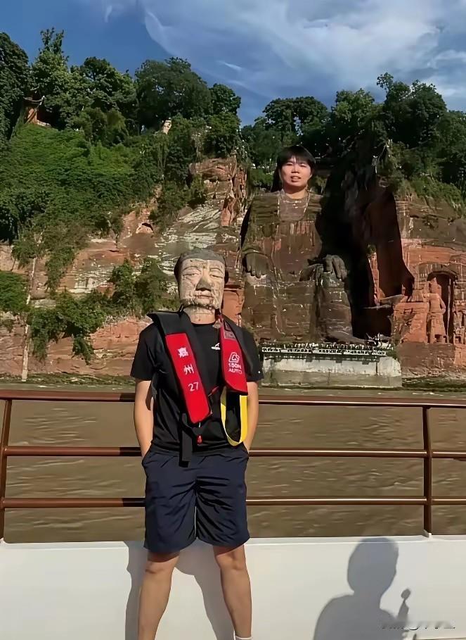一男子将自己头与乐山大佛互换修图，并在网上炫耀，网友说：你可以不信宗教，但你不可