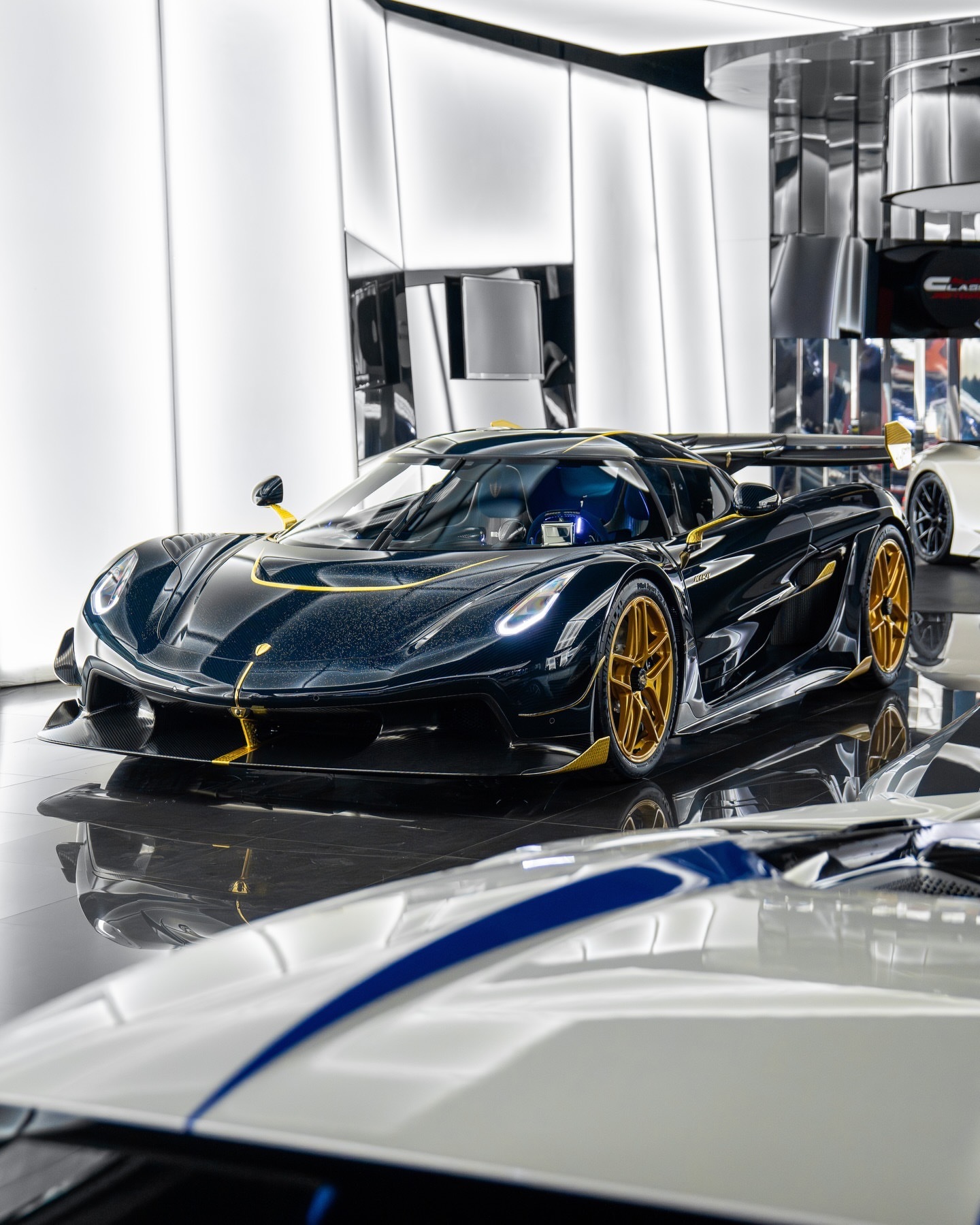 Car时尚  科尼赛克Jesko Attack蓝色碳纤维上光影交错，露出随角度变