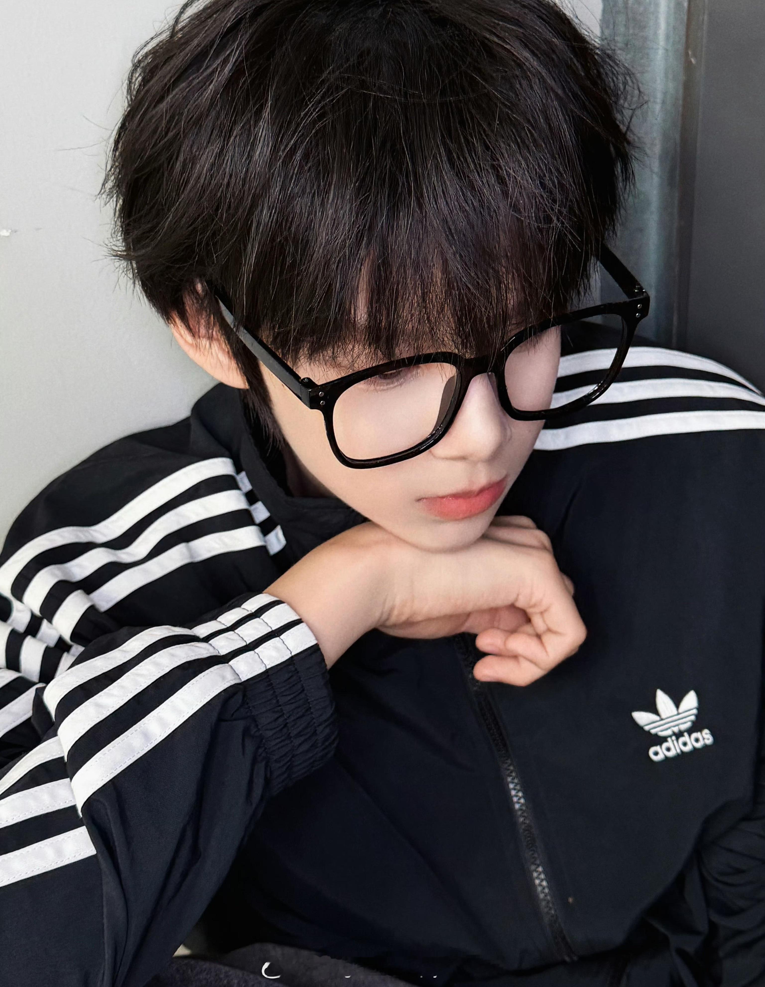 陈思罕黑框眼镜阿迪男 陈思罕520营业大片，adidas三叶草运动外套搭配黑框眼