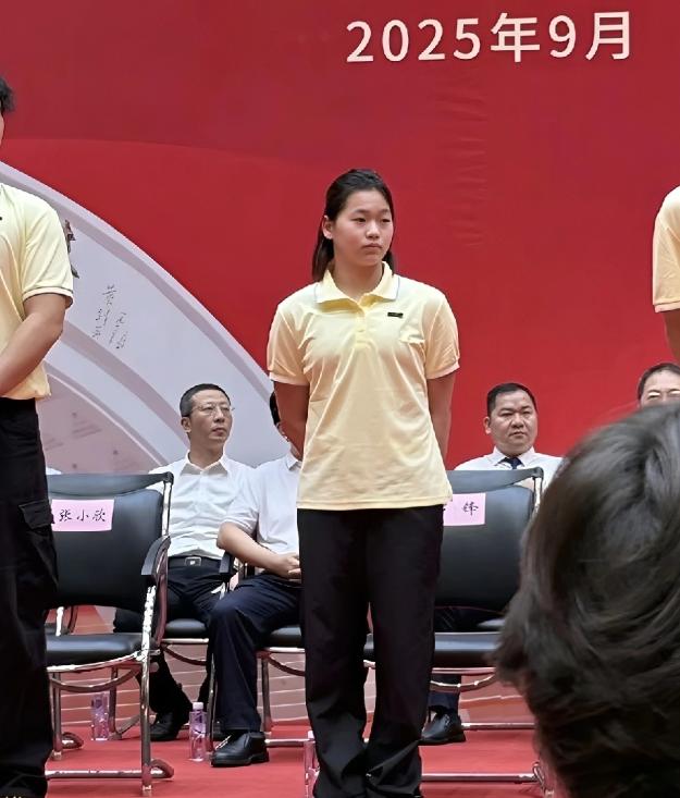 全红婵穿校服站开学典礼，这姑娘把冠军藏得太好。

全红婵开学不搞特殊，低调似新生