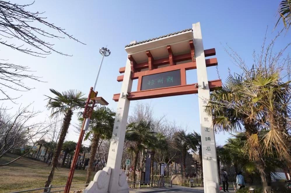 在郑州邂逅一场诗词盛宴  现如今凡事，只要说“轻舟已过万重山”，就可以让歪果仁琢