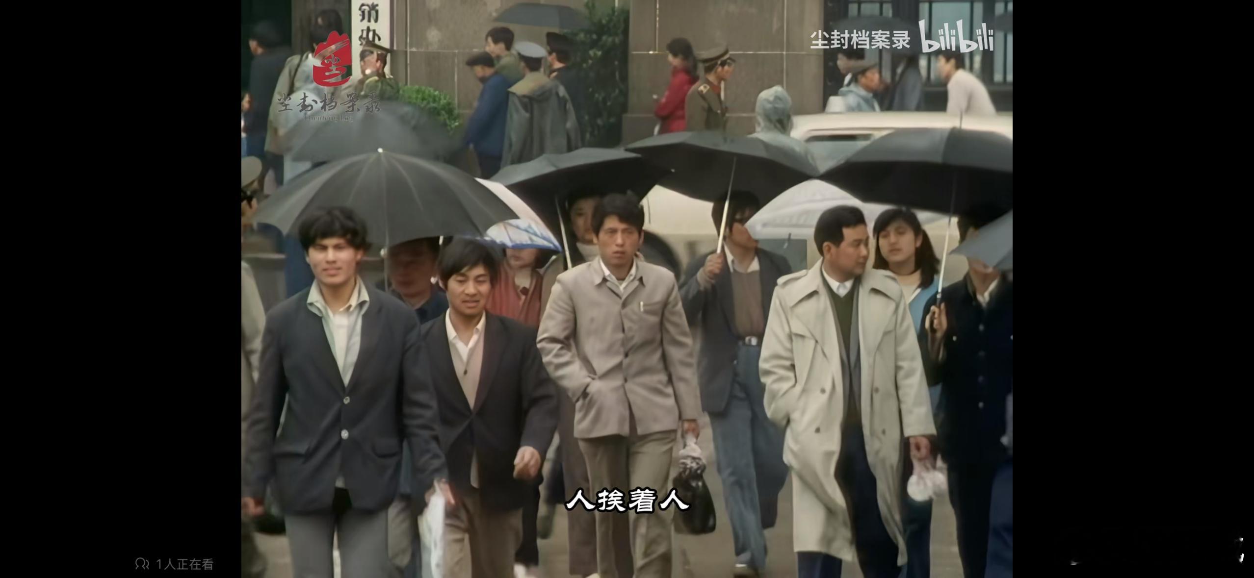 1985年的上海街头，那时候大家穿衣服真的很讲究仪表礼仪，收拾得干干净净注重搭配