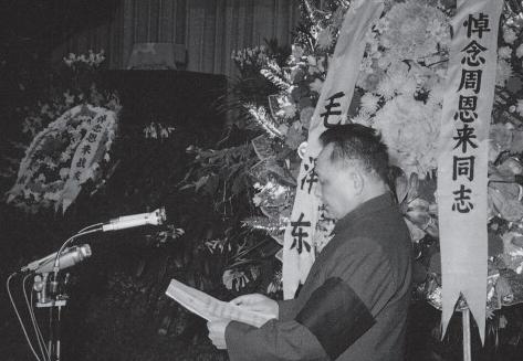 1976年，周总理逝世后，由韩宗琦负责为其穿寿衣，可当韩宗琦接过卫士们递过来的寿
