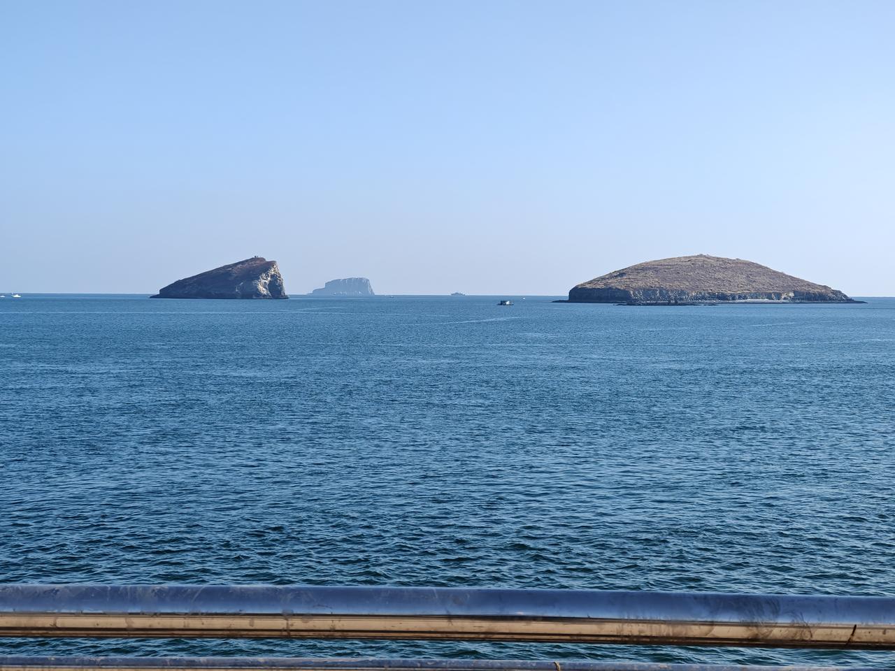 大连今天气温是零上2度，不过好在没有大风，只有微风，晴朗的天气显得温暖了许多。下
