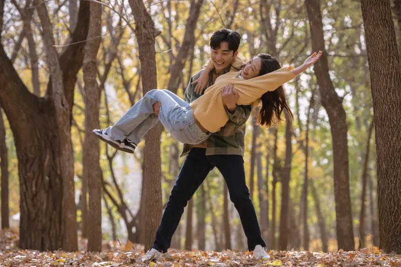 男人心里有了真爱的情人，就很难再容纳另一个女人，不管这个女人有多么主动。而女人却