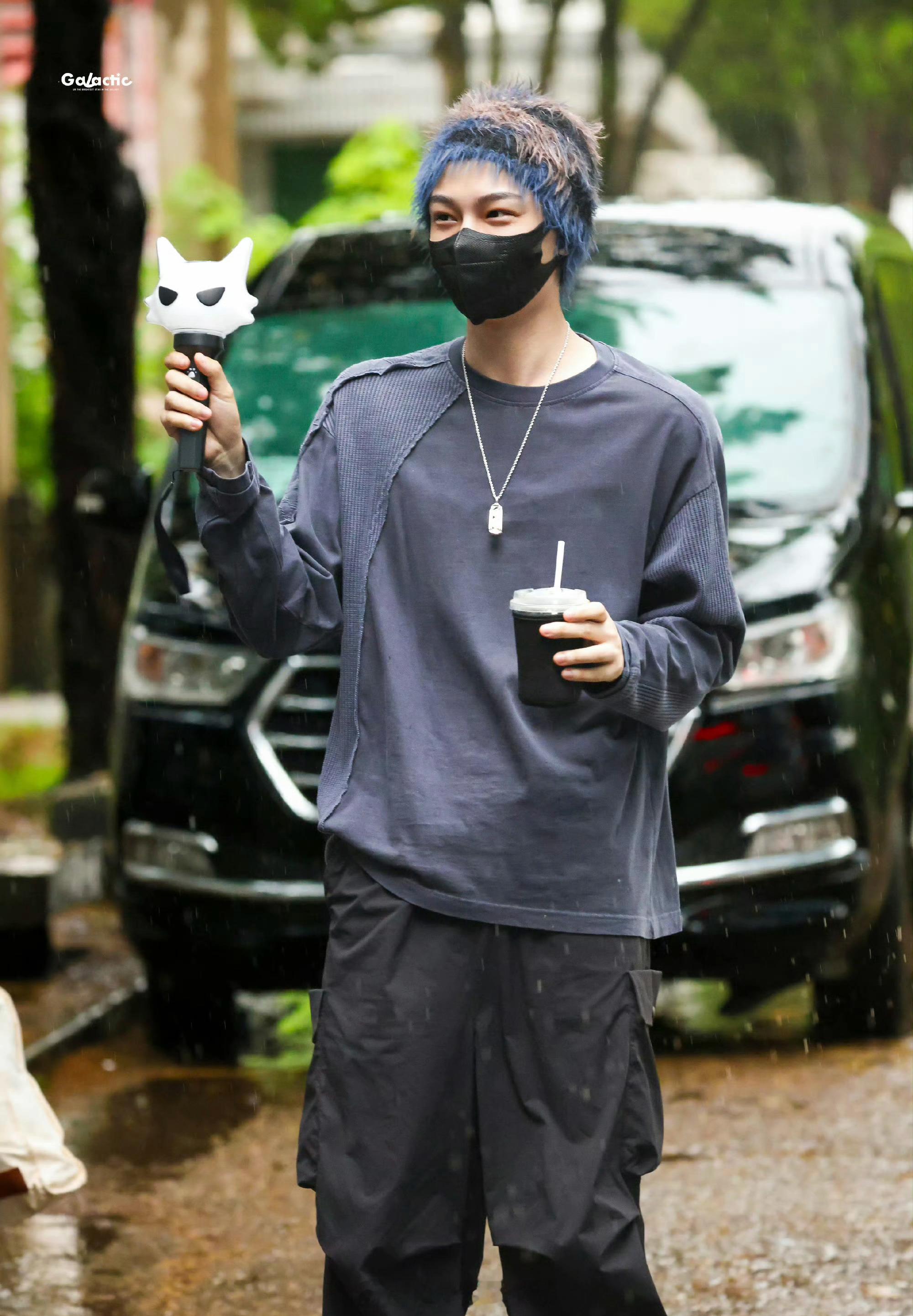 丁禹兮《司宫令》今日进妆上班路透拿着猫猫牌应援棒上班了，好萌 