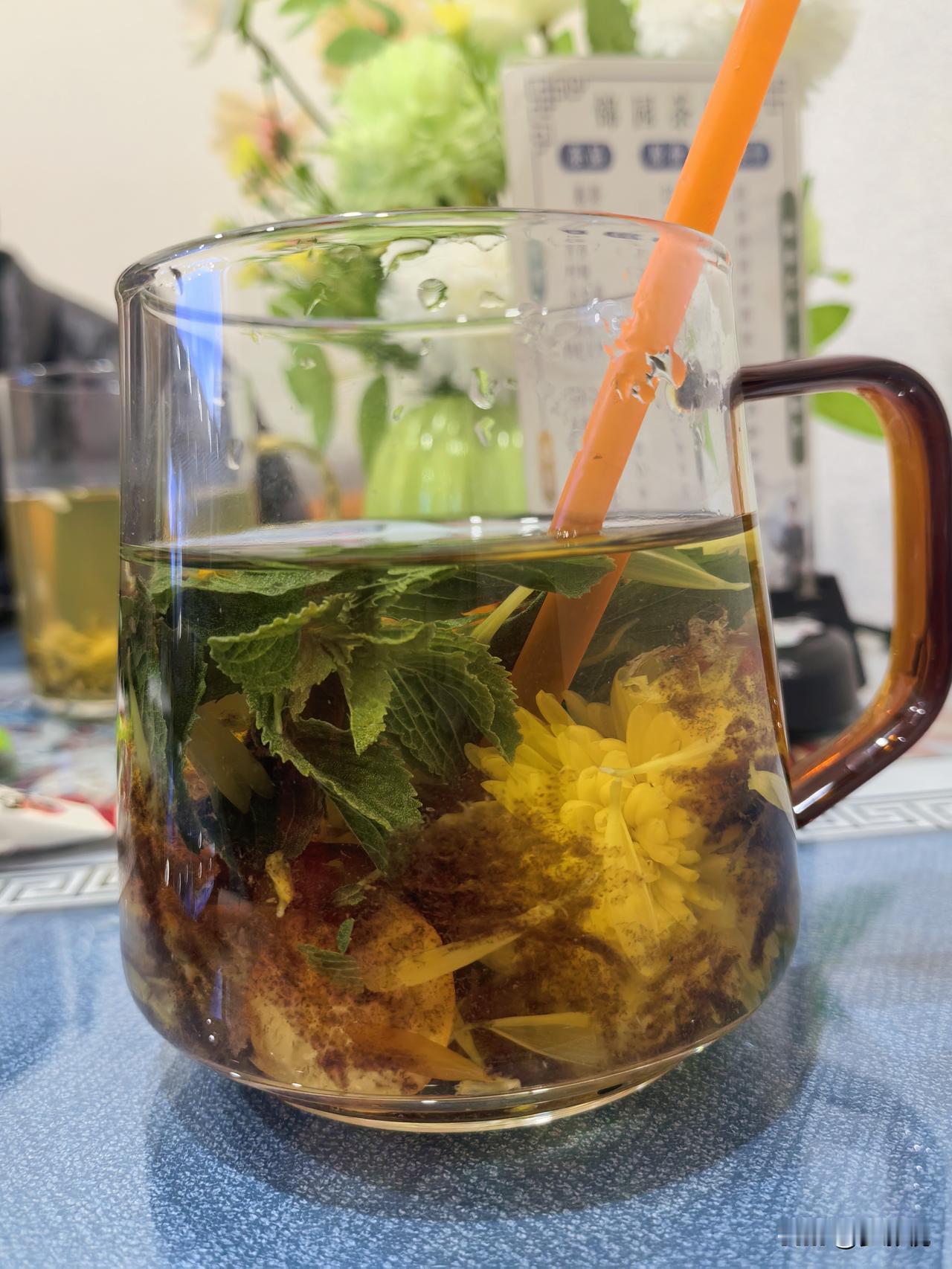 品茶如品人，人品如茶品。一个人喝茶，其意不仅在止渴，更在于鉴赏其色、香与味，体会