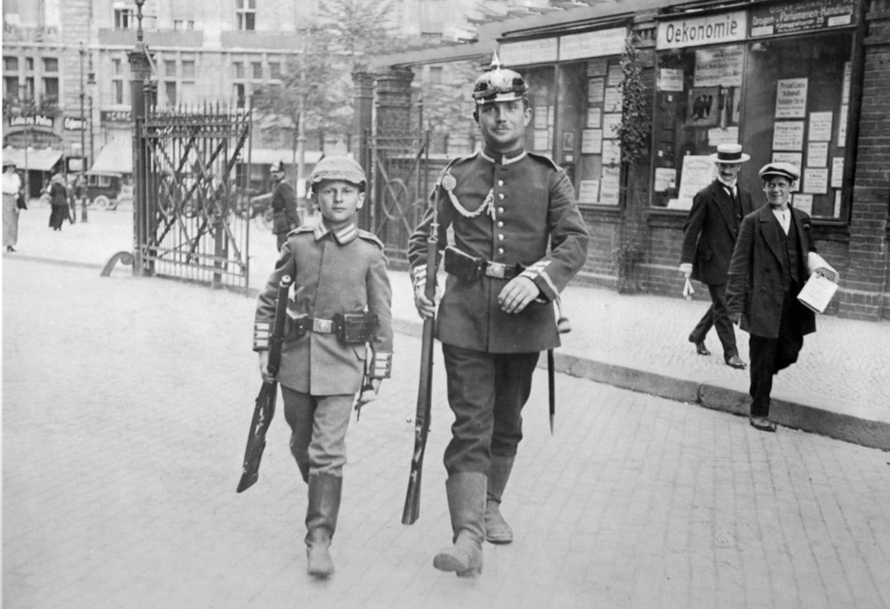 1914年一战爆发时期，一名德国士兵与他的儿子。