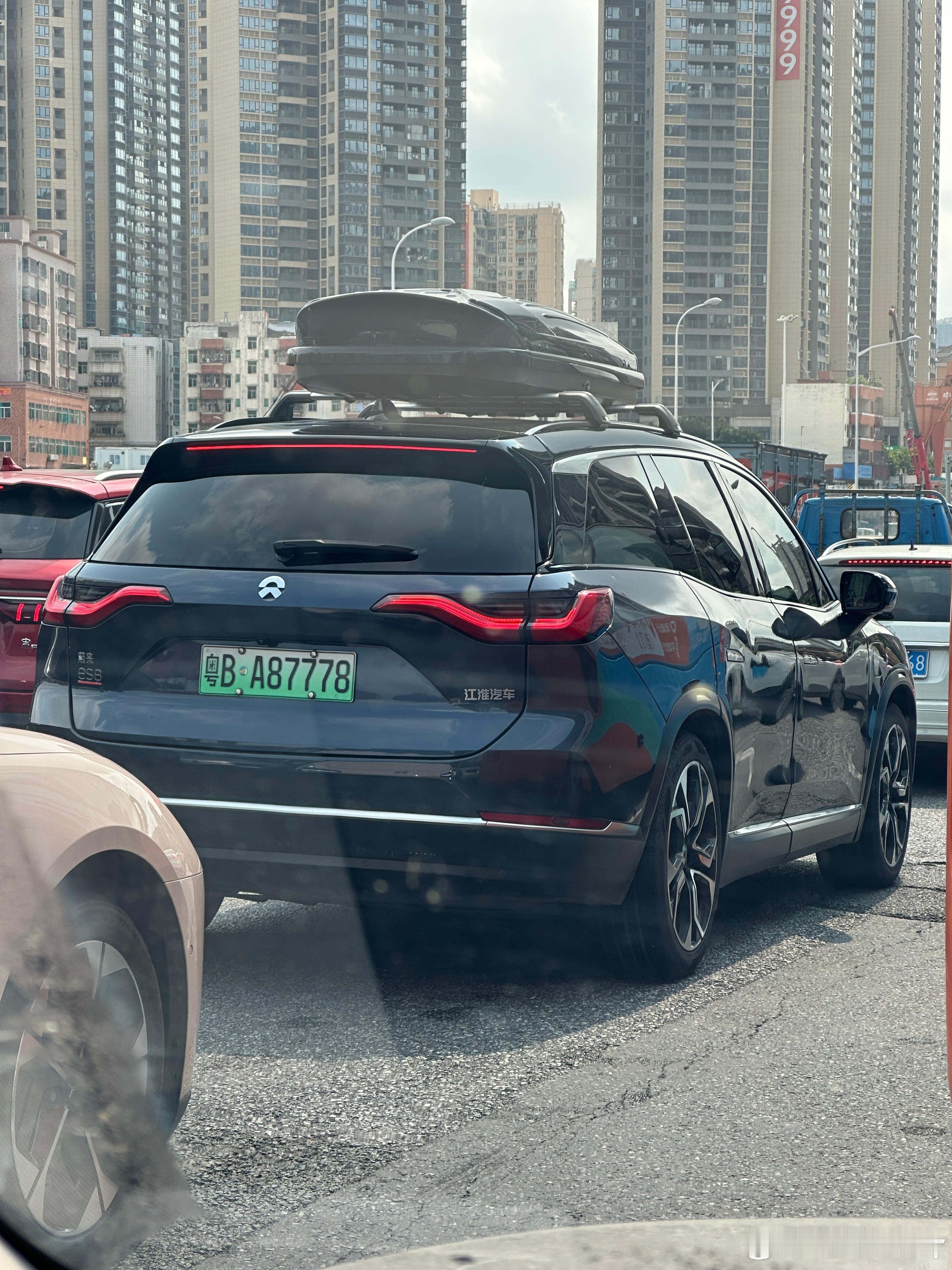 初代蔚来ES8看着远没有过时不过价格已经很便宜了买断电池的不需要10万就能买到蔚