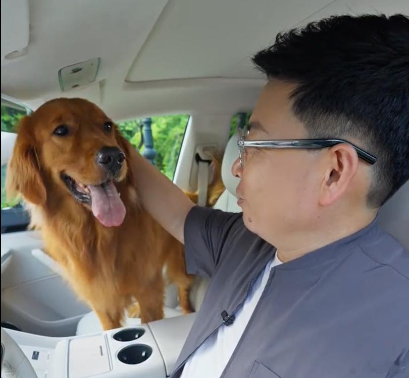 余总家的狗子还挺可爱的[杰瑞][杰瑞]养得挺好的余承东智界R7新能源汽车 ​​​