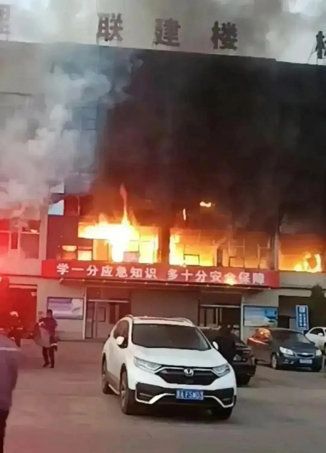 不出所料，起火的永聚煤业，事发前两天组织班前会观看警示片，市长5月曾现场督导排查