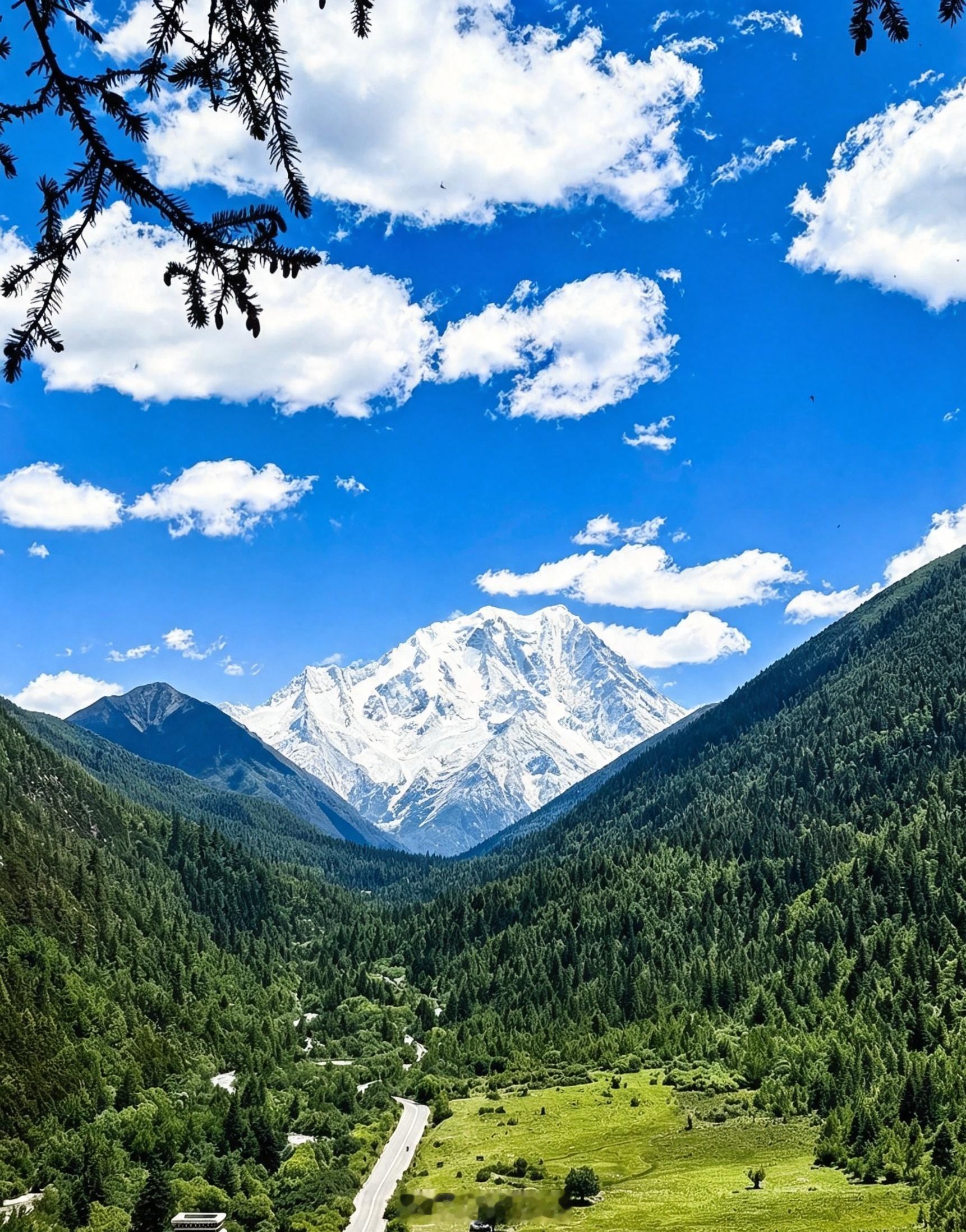 甘孜夏天的雪山依然清冷巍峨。 康定·雅拉雪山