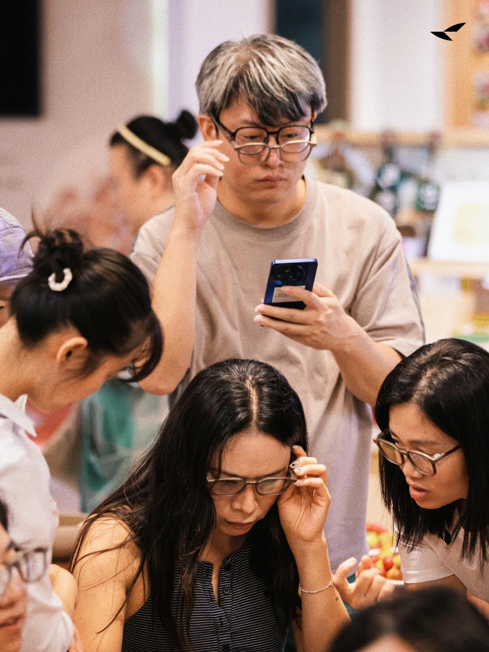 眼镜戴了和没戴是两回事眼镜看着普通，提供的帮助却很具体：把说话内容实时变成文字，
