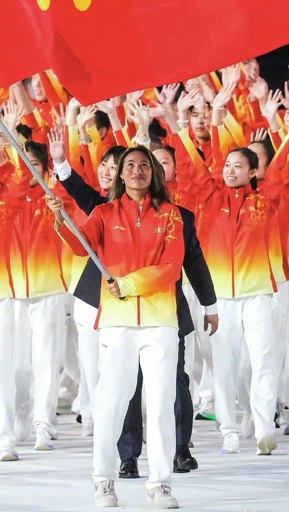 郑钦文因右肘关节伤情没有完全恢复，无法满足比赛的需求，所以退出，愿早日康复！ 