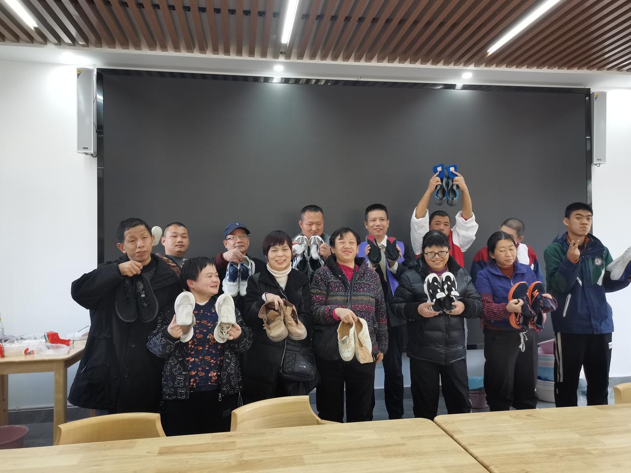 冬日生活打卡季这是一张残疾人朋友洗鞋子的集体照。残疾人朋友虽然说身体不便，但他们