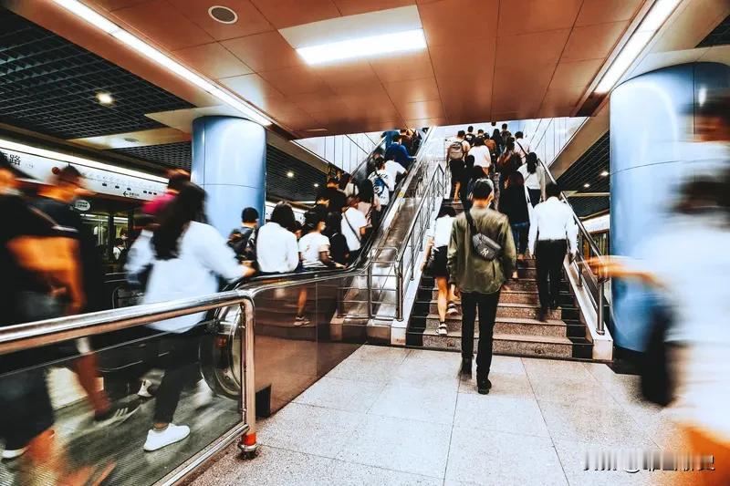 小时候，每到过年看到村里打工回来的人，提着行李箱，穿着时髦衣服，那叫一个羡慕，拼