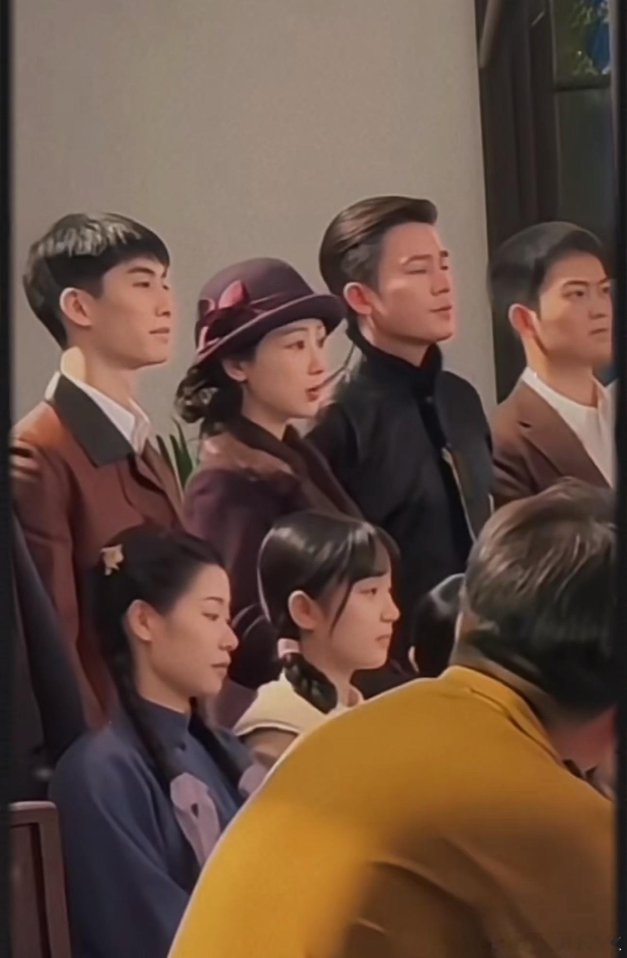 杨紫、欧豪《玉兰花开君再来》路透， 这是在拍全家福🧑🧑🧒 