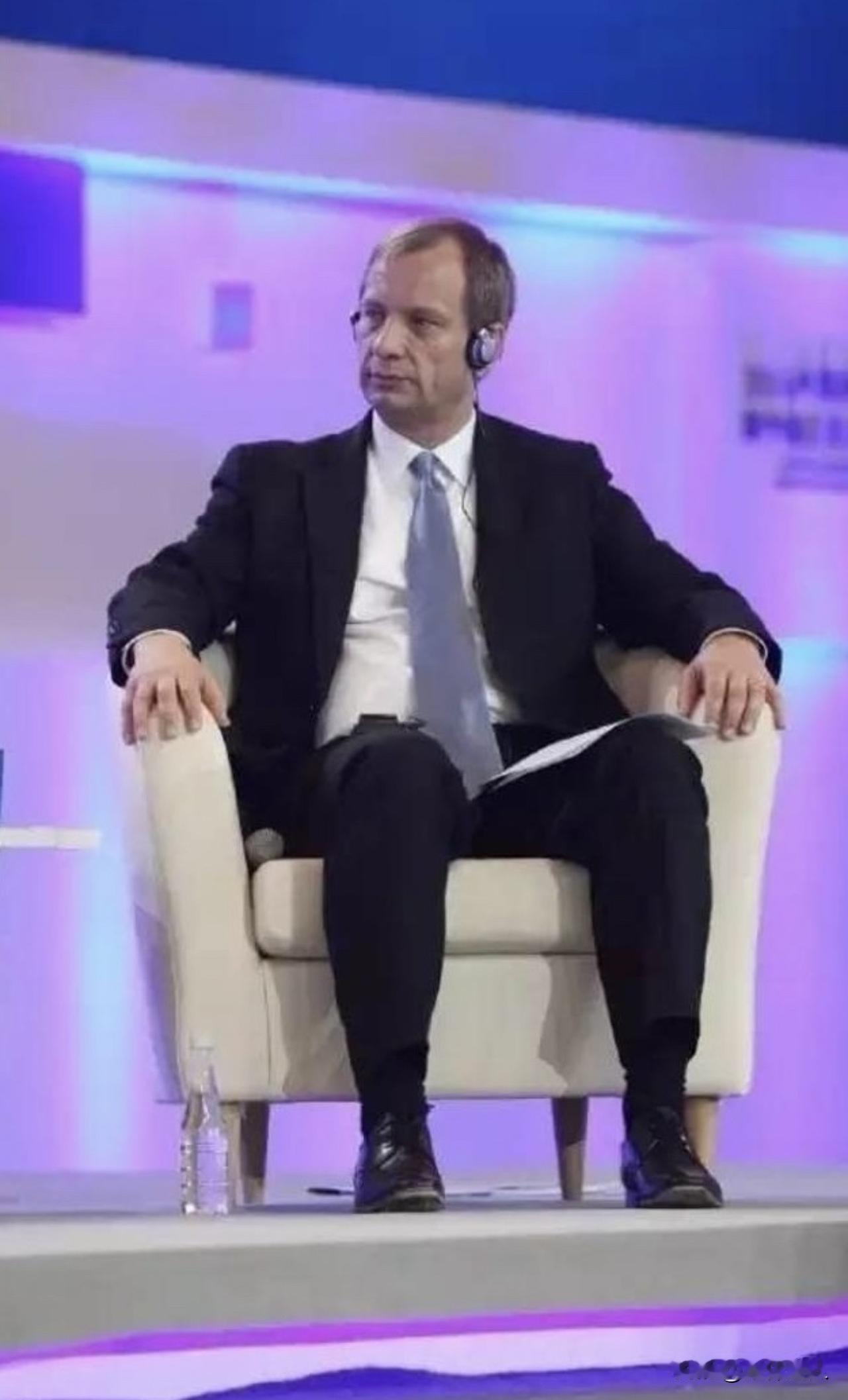 新加坡“所长”：除了中美，全世界都是“小国”。

这个“所长”就是新加坡东亚研究