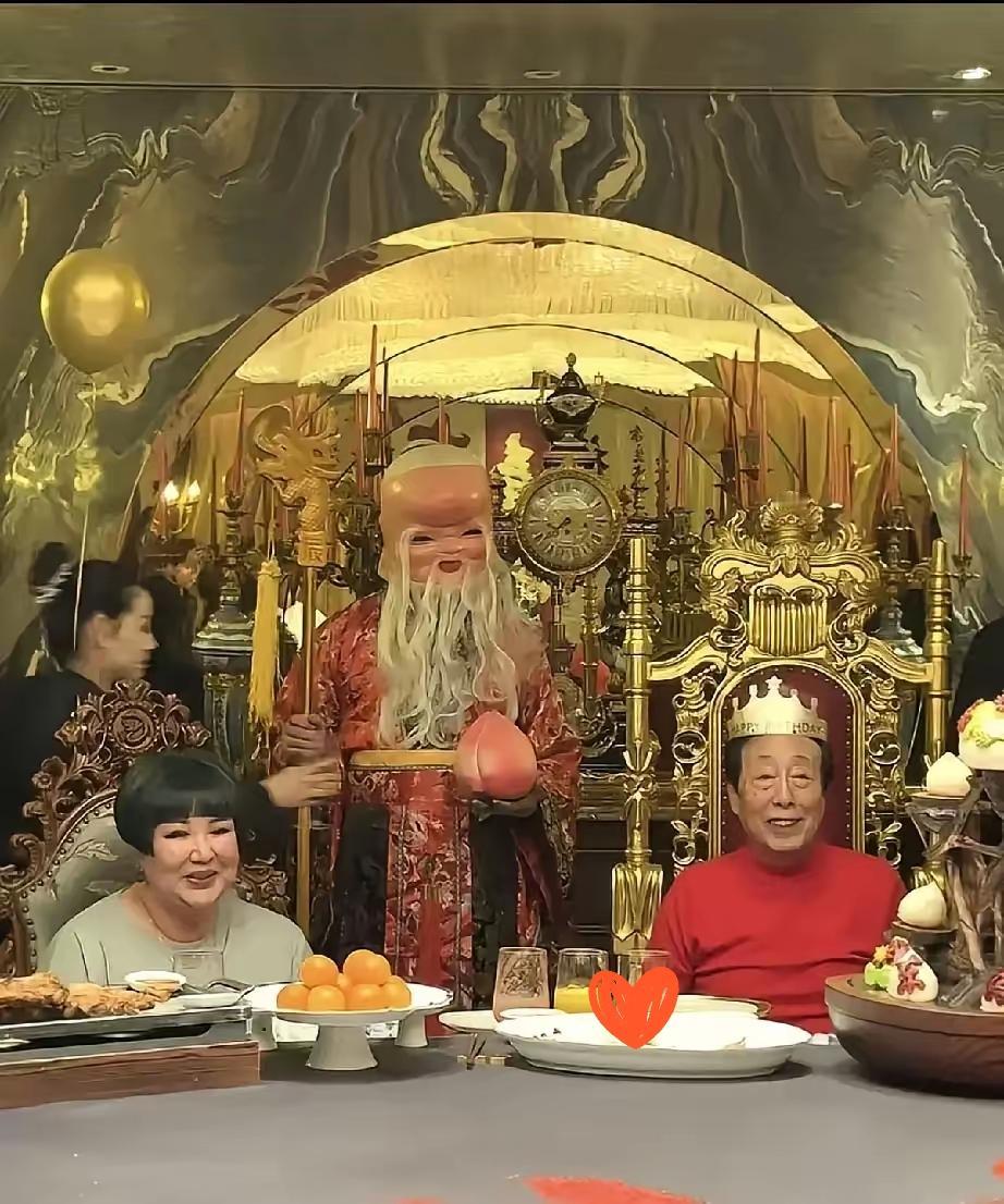 王惠包下天津顶级饭店给韩宝利庆寿，这波操作才是行业该有的样子！
 
79岁的“三