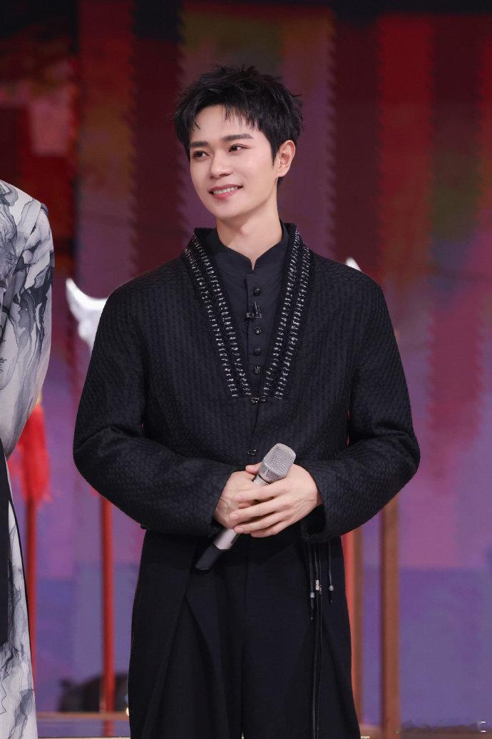 你好星期六全员比武丁程鑫张颜齐泼水大战返场！建议节目组备好100条毛巾，这波水花