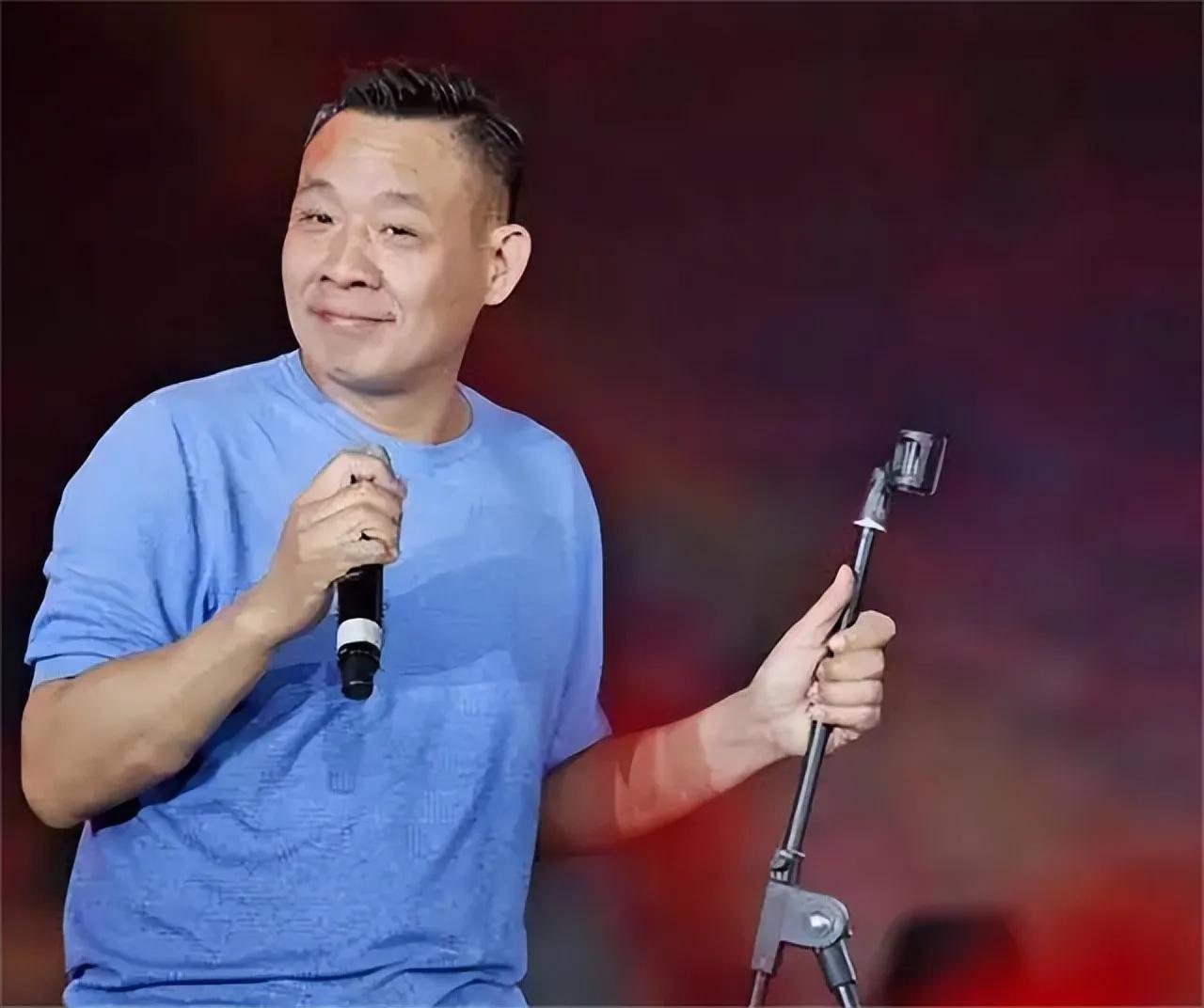 这么成功的人，还是吃路边摊，下地挖红薯，真了不起。他是能掌控财富的人，没有让财富