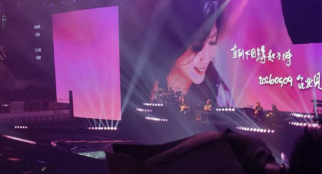 80岁观众现身齐豫演唱会现场 工作人员说，那位80岁老人是自己买票来的，坐了一个