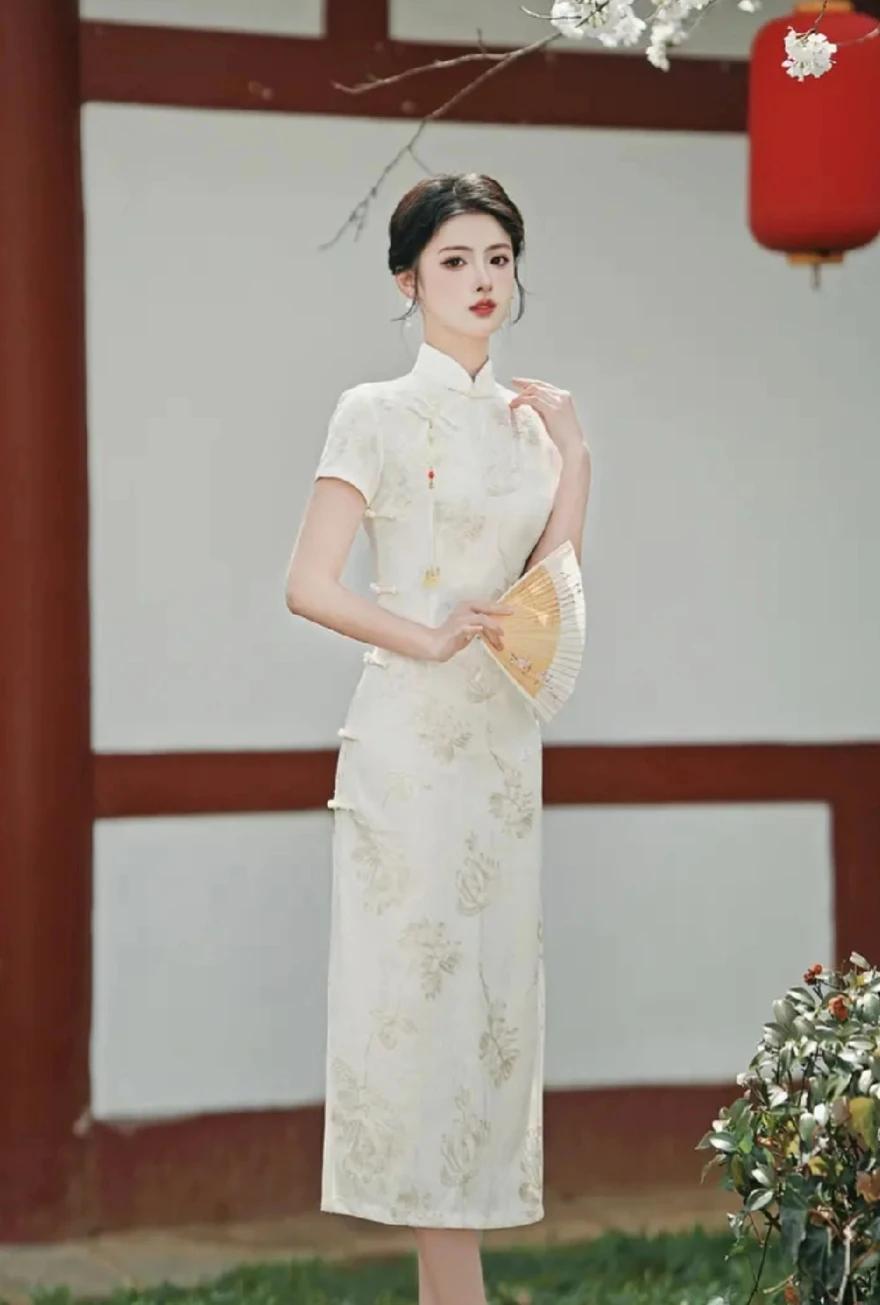 现在穿改良旗袍的女人
越来越趋向年轻化
这一款少女感改良旗袍很不错
适合三十岁左