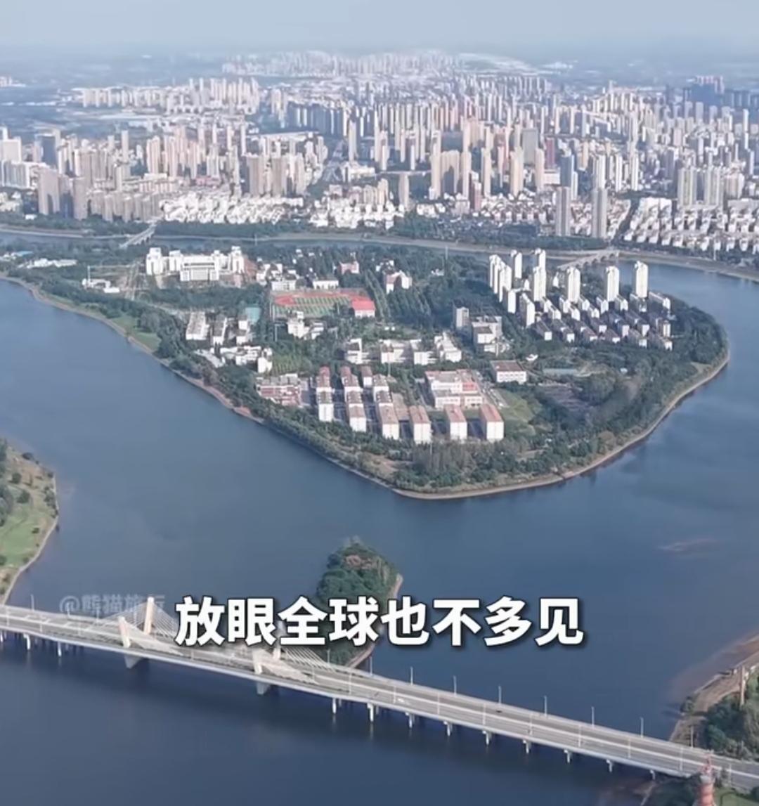 这可是我国超牛的大学——皖西学院！它独占一座小岛，这种情况放眼全球都不多见。学校