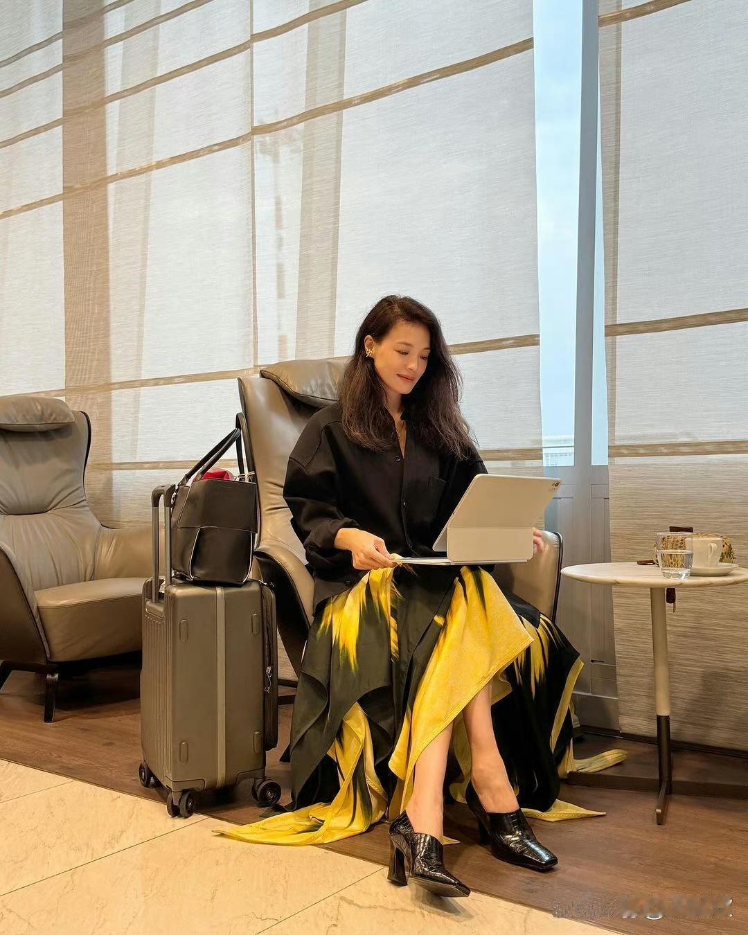 舒淇在机场工作的样子真美，就像小说里的女主角一样 