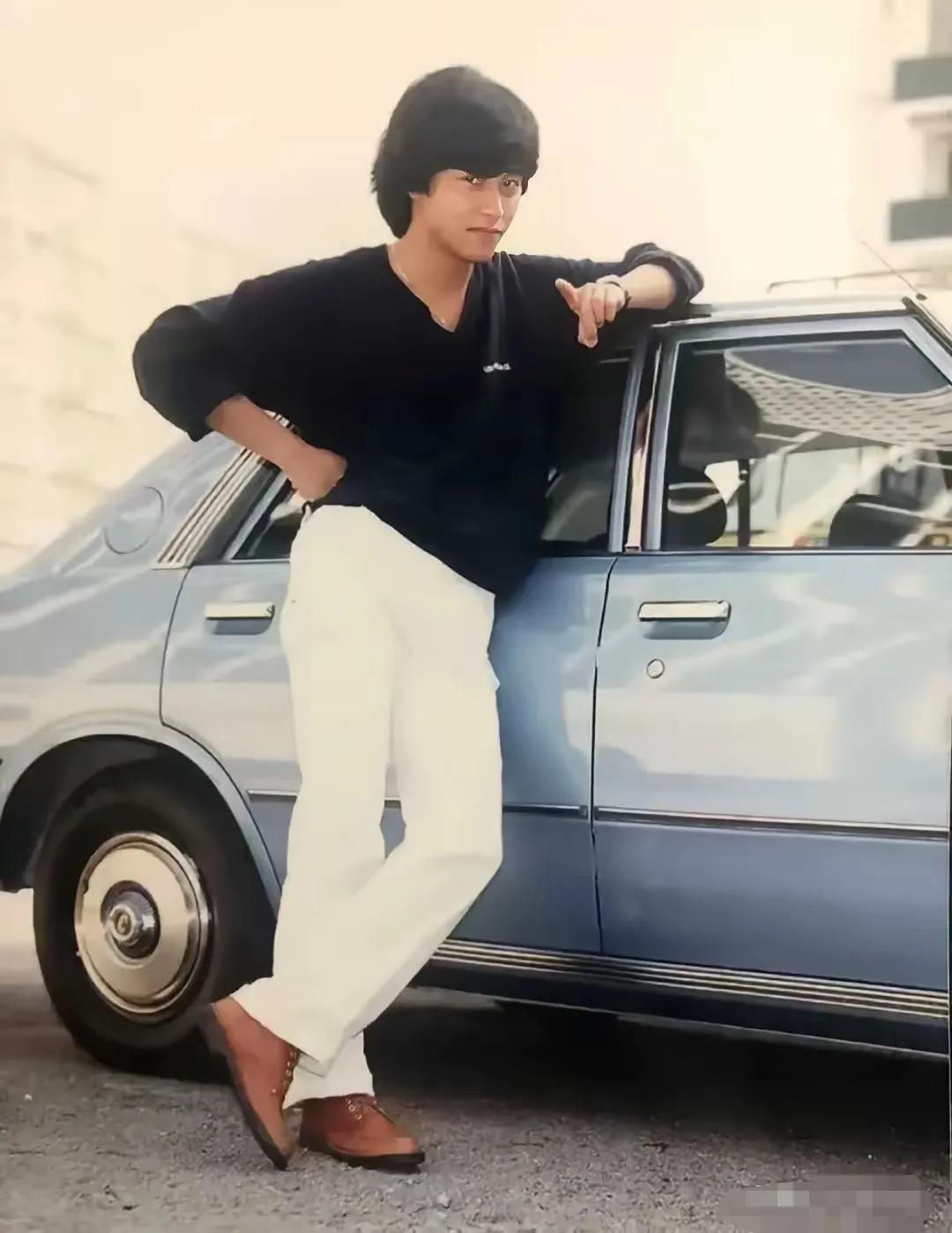 这张照片拍摄于1977年，这一年，张国荣才21岁，年轻的稚嫩的表情悠然脸上。