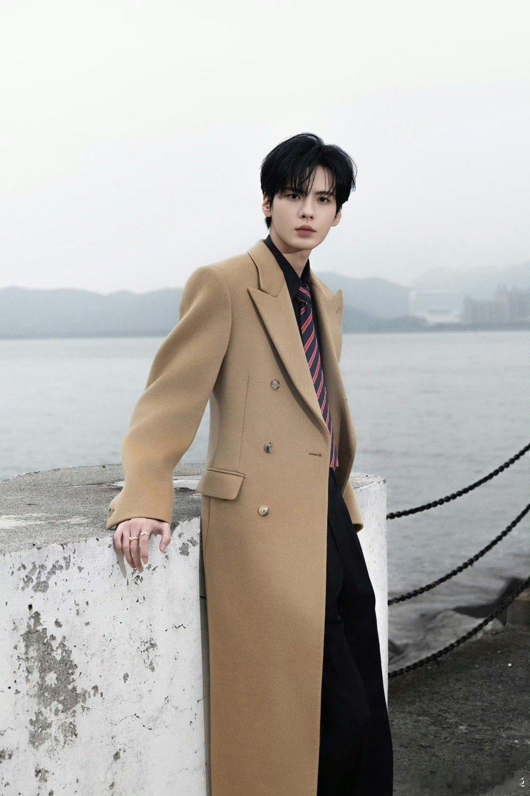 毕雯珺帅得我有心事了 浅棕大衣+黑衬衫+条纹领带，海边光影下更显高级，模特身材把