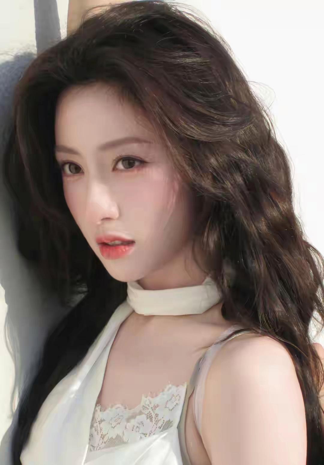胡连馨，娱乐圈00后只有她的颜值称得上是大美女
