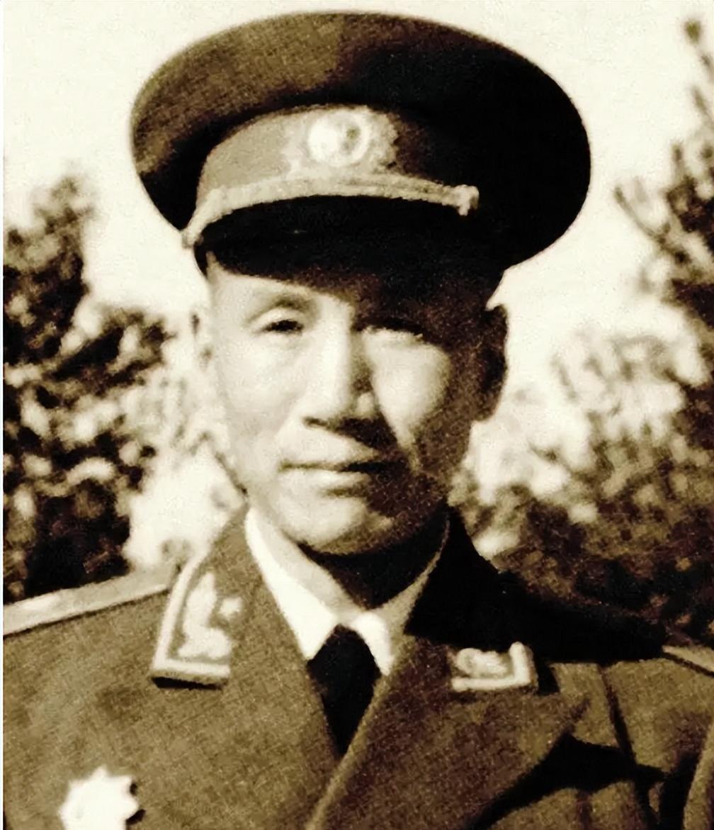 [太阳]1941年，国军团长在投奔新四军后遭遇了兵变，他被连捅3刀，却没死，在他