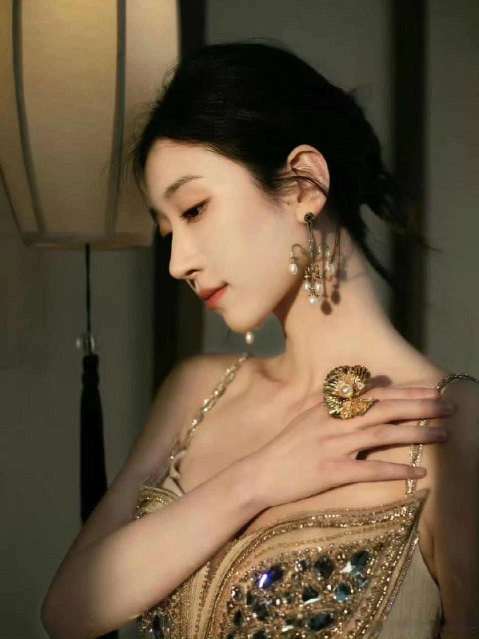 你们短剧观众吃这么好也不说一声原来短剧观众在偷偷吃满汉全席，美女扎堆还剧情在线，