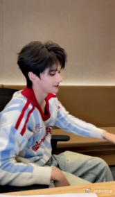 余宇涵年会中了一等奖 余宇涵年会中奖啦，还是一等奖哟！这就像他精心准备的每一场表