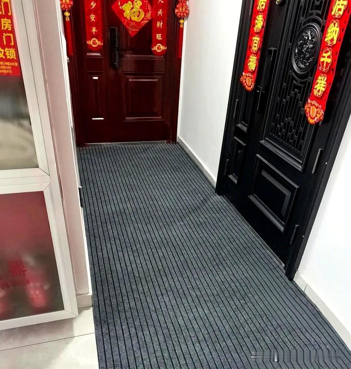 下班回家
我家地垫没了
让新邻居给扔了

直接把我家门口占了，愣了十秒，心里想连