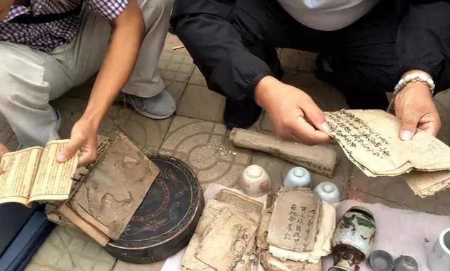 江西有个男子在地摊花一万多买了套老书，转手就卖了4千多万。这运气，简直比中彩票还
