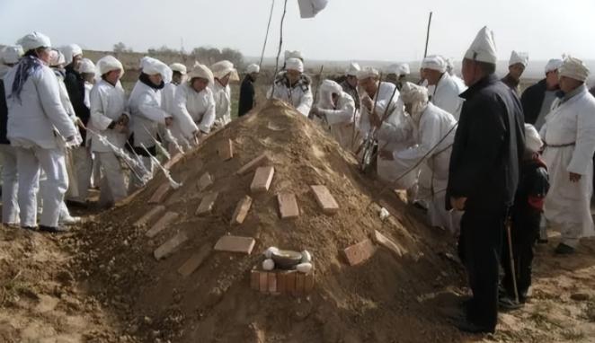 土葬不一定是最好的，人死后，身体还是活的！99%的人根本不知道，其实人在死后埋入