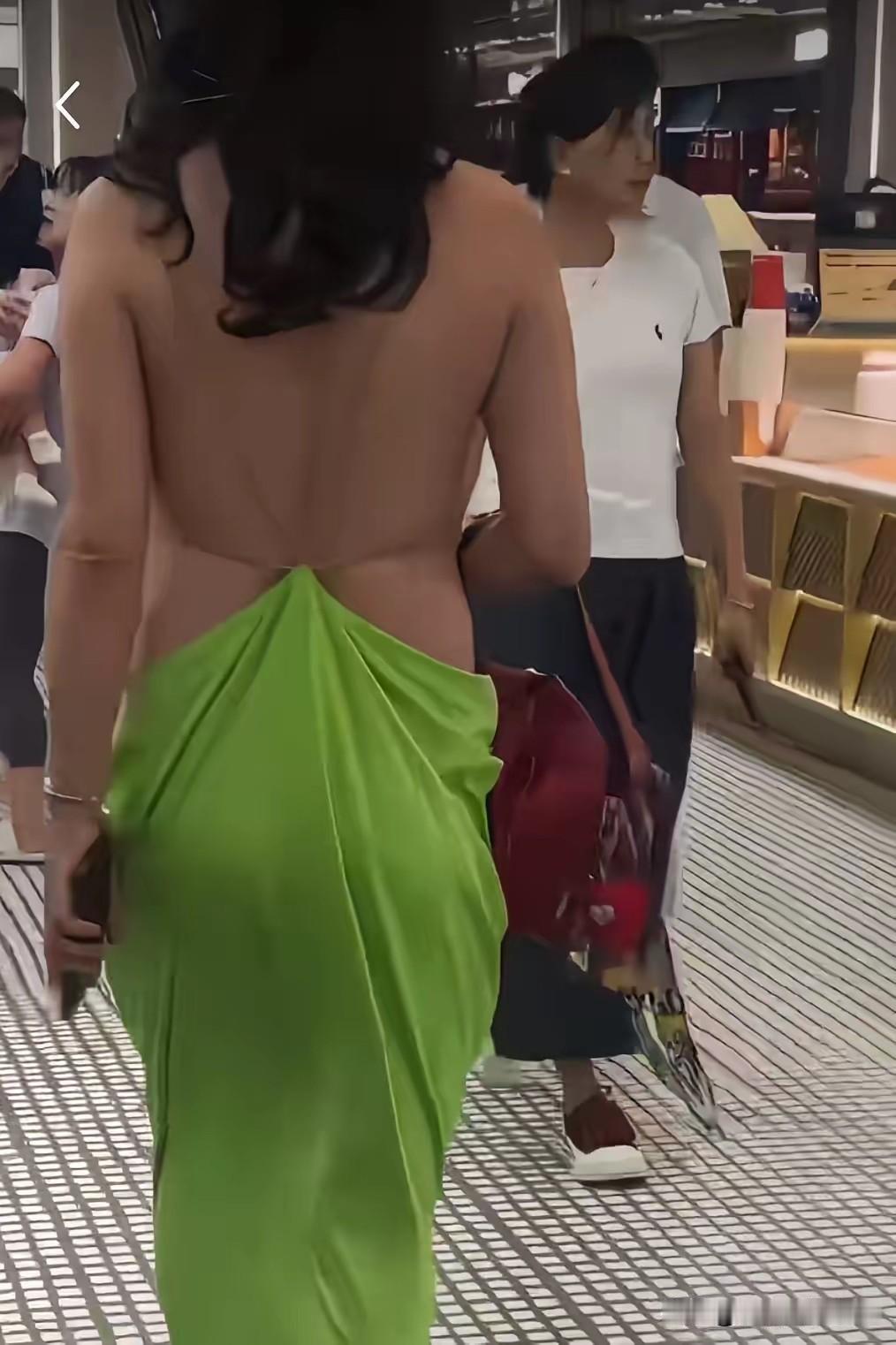 这件衣服到底是哪位大神设计的？
说为了凉快吧，还有点儿情可原。
说美吧，一点也不