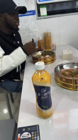 广州这家专门经营木桶饭的餐厅看起来生意真是挺不错的。
来这里吃饭的人竟然都是非洲