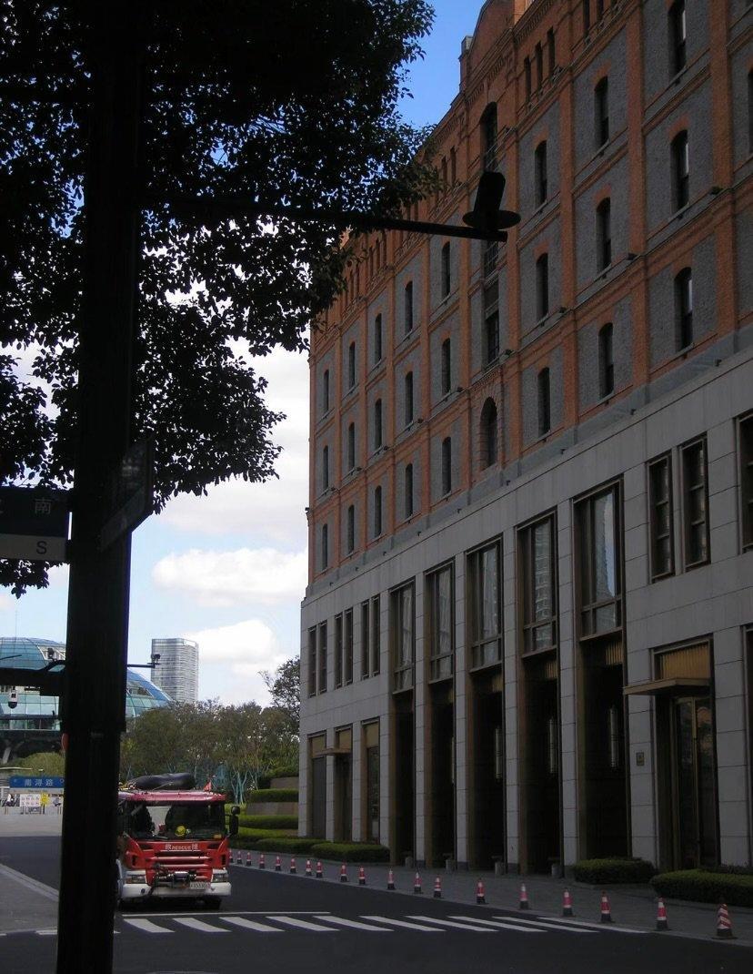 爱上虹口的每个瞬间 菜市场的吆喝声里藏着最鲜活的热闹，阿爷阿婆提着竹篮讨价还价，